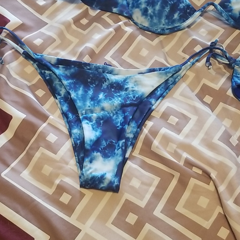 Bathing suit - Picture 2 of 3